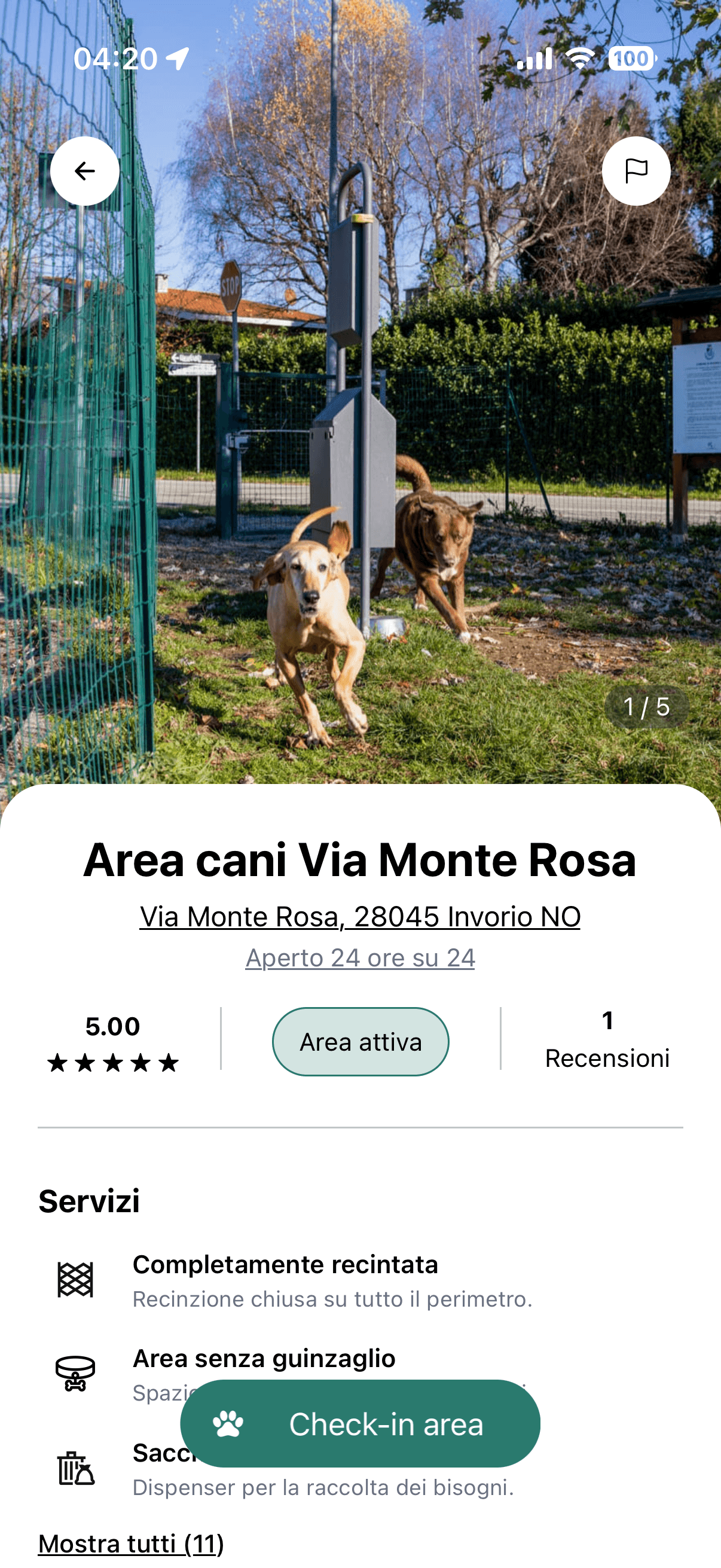 Dettaglio di un'area cani nella città, con servizi e check-in.